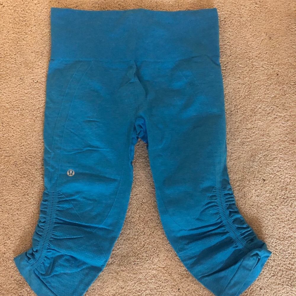 **LULULEMON CROPPED**